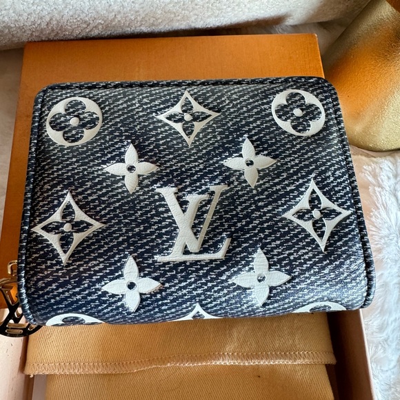 Louis Vuitton Hollographic Monoglam Lou Wallet - Picture 13 of 14